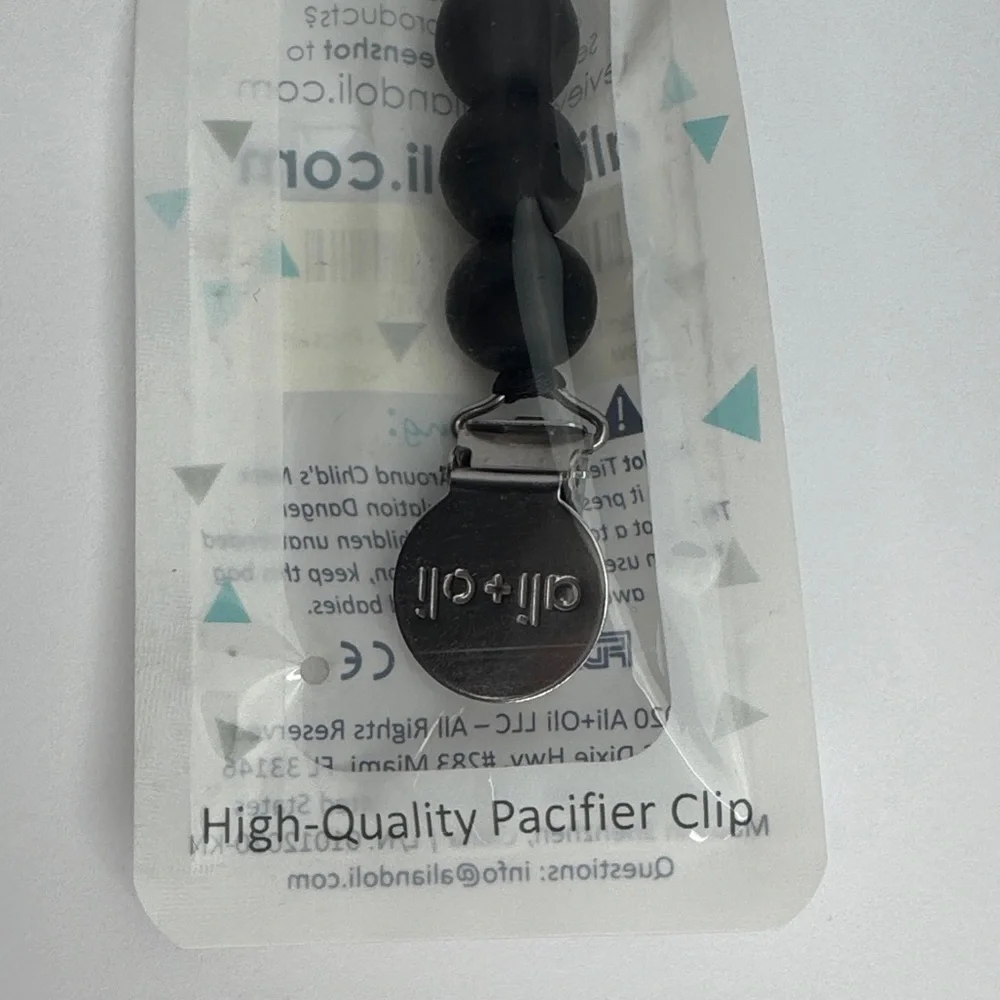 ali + oli Minimalist Black Pacifier Clip‎